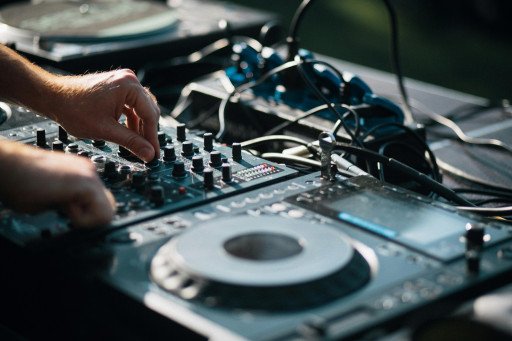 The Comprehensive Guide to Mastering Techno Music Production